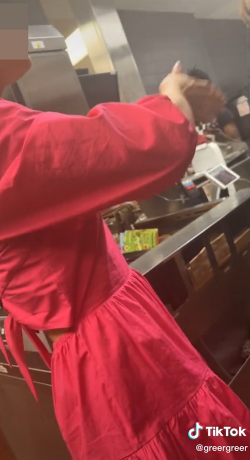 ปีนเข้าครัวร้านอาหาร