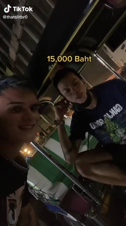 ฝรั่งนั่งตุ๊กตุ๊กตามหนัง