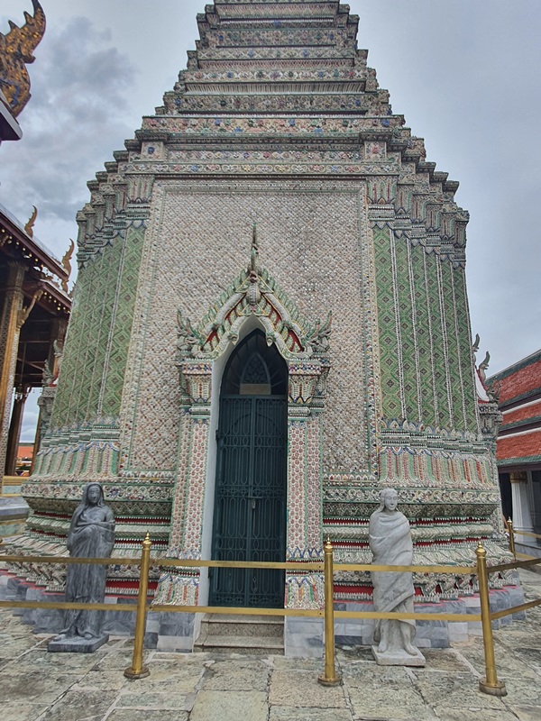 รูปปั้นหินโบราณ