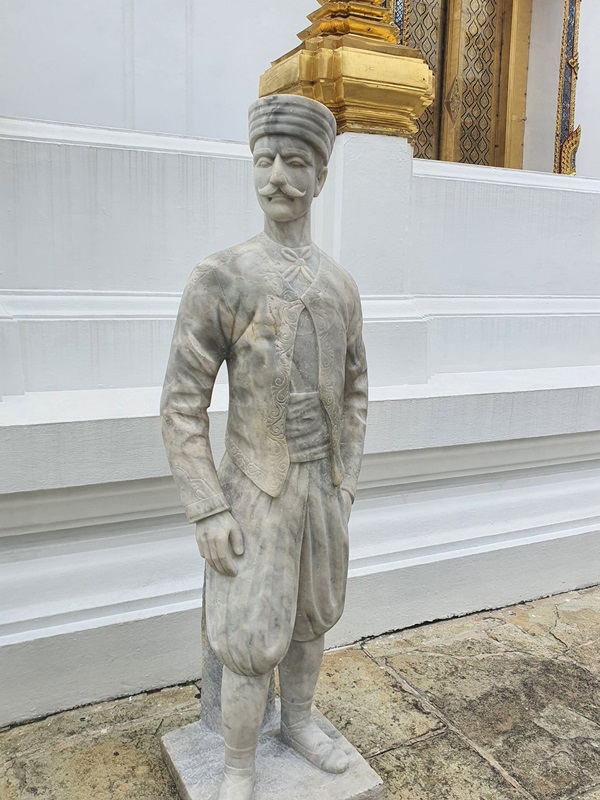 รูปปั้นหินโบราณ