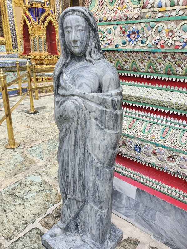 รูปปั้นหินโบราณ