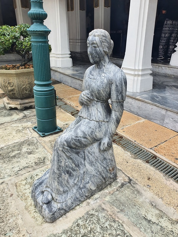 รูปปั้นหินโบราณ