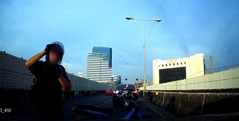 มอเตอร์ไซค์ทุบรถ