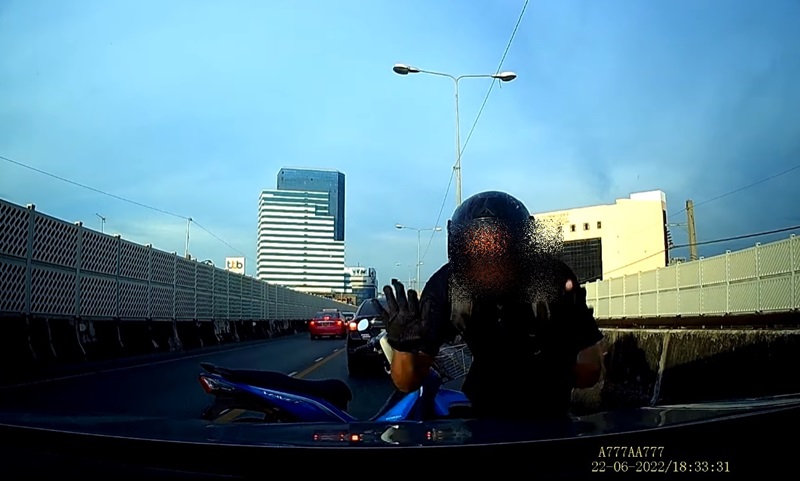 มอเตอร์ไซค์ทุบรถ