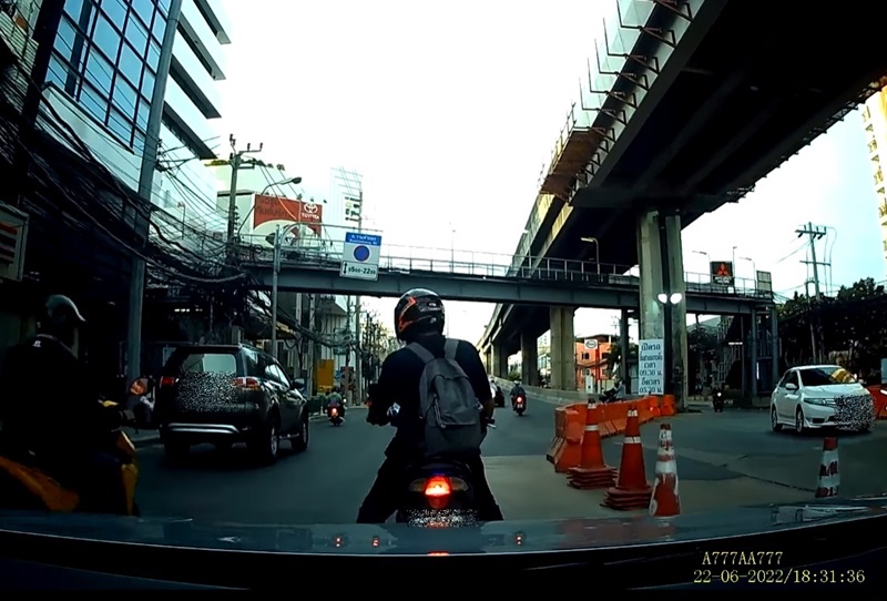 มอเตอร์ไซค์ทุบรถ