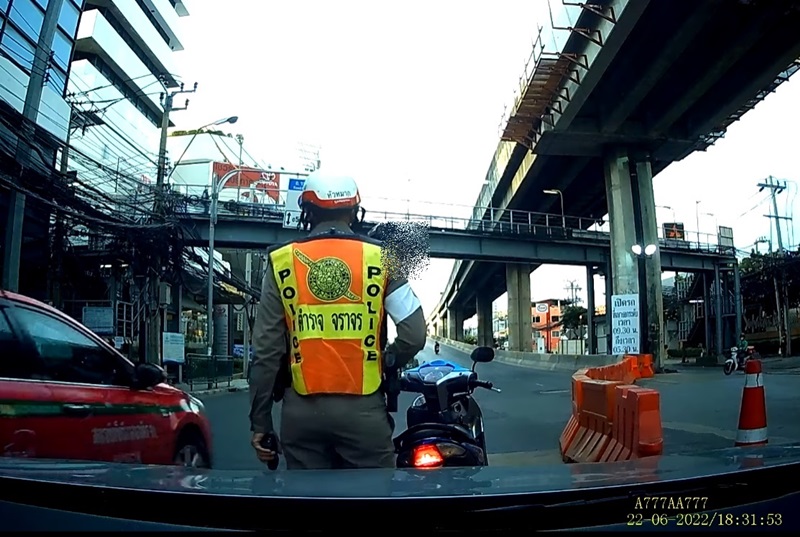 มอเตอร์ไซค์ทุบรถ