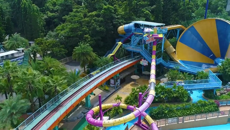 สาวสวยดิ่งสไลเดอร์