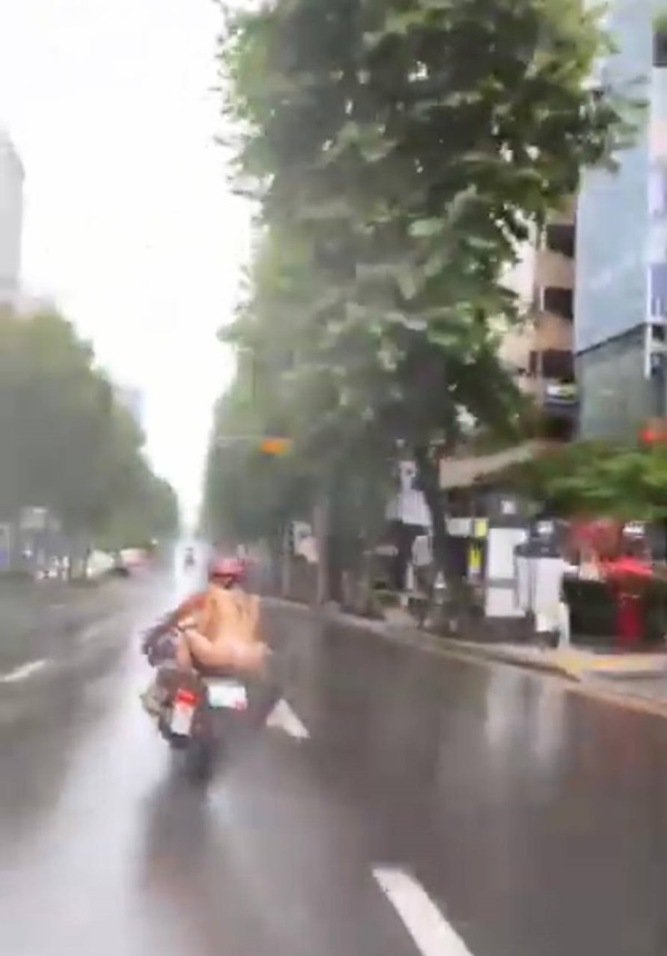 แต่งตัวโป๊ขี่มอเตอร์ไซค์