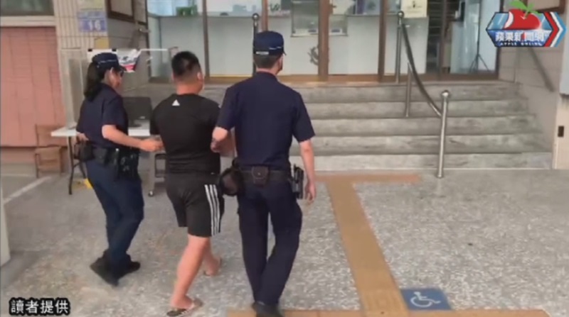 สาวเปลือยอกขายหมาก