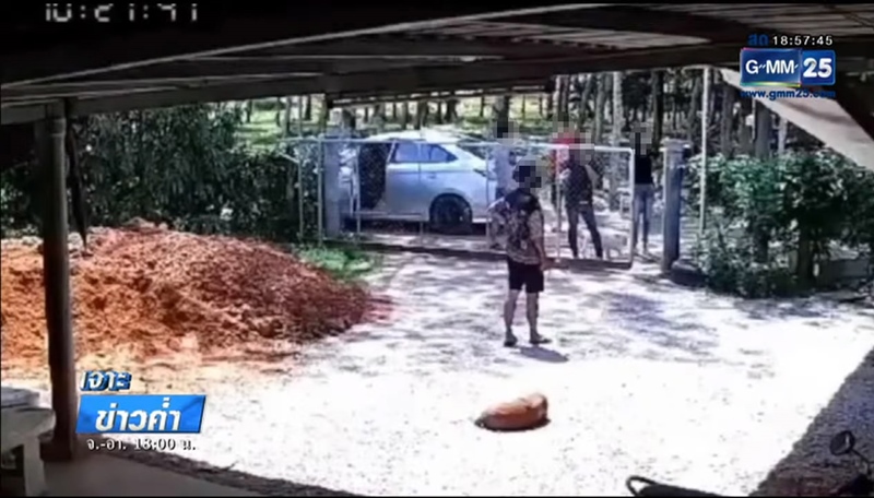 บุกบ้านขอดูรองเท้า