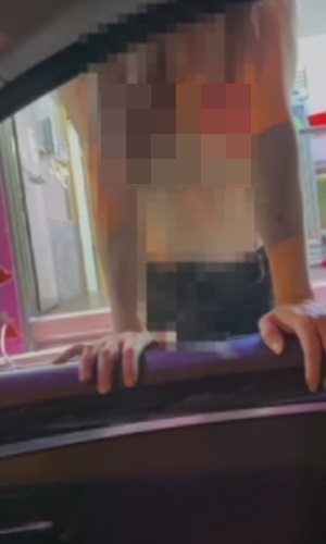 สาวเปลือยอกขายหมาก