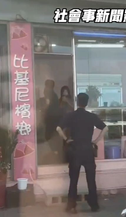 สาวเปลือยอกขายหมาก