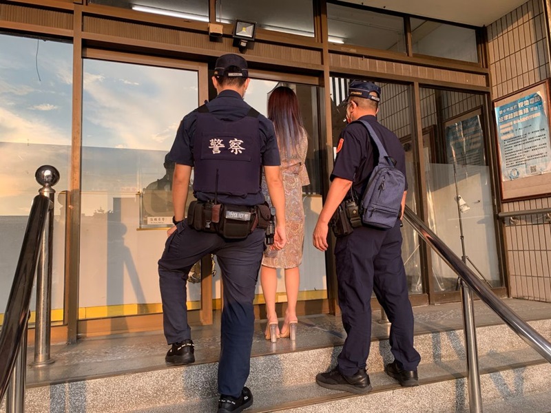 สาวเปลือยอกขายหมาก