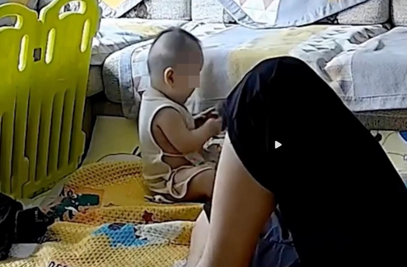 พ่อปล่อยลูกกินอึตัวเอง