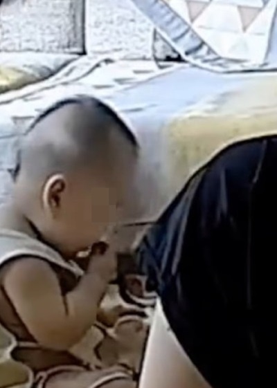 พ่อปล่อยลูกกินอึตัวเอง