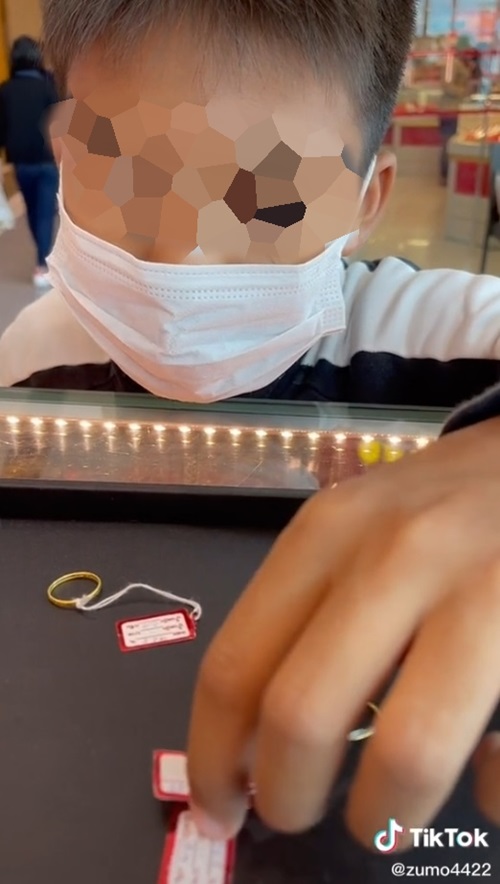 เด็กซื้อทองให้แม่