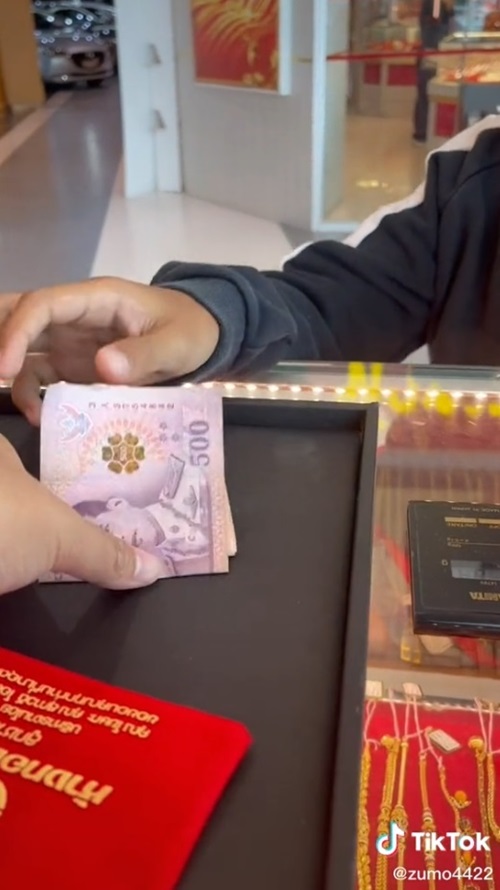 เด็กซื้อทองให้แม่