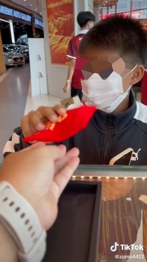 เด็กซื้อทองให้แม่