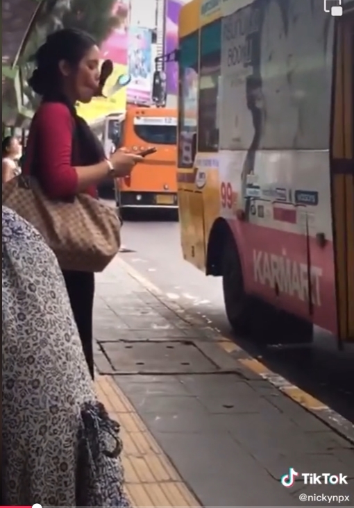 อมนกไว้ในปาก