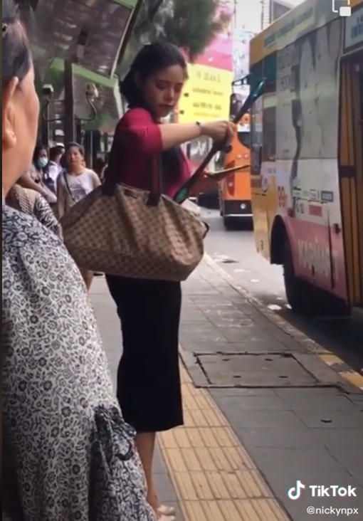 อมนกไว้ในปาก