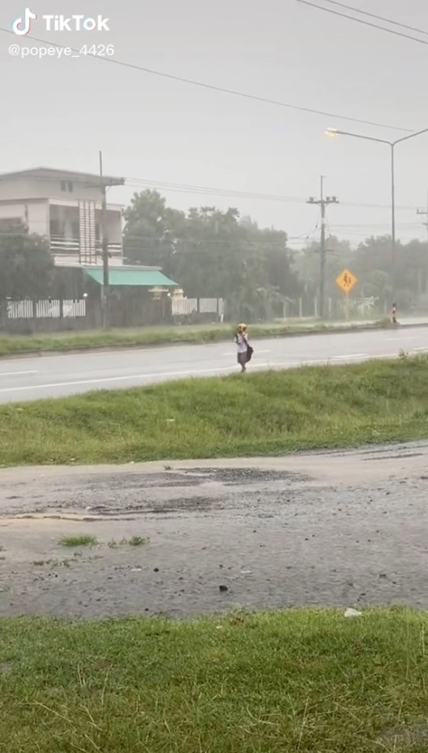 เด็กนักเรียนเดินตากฝนกลับบ้าน