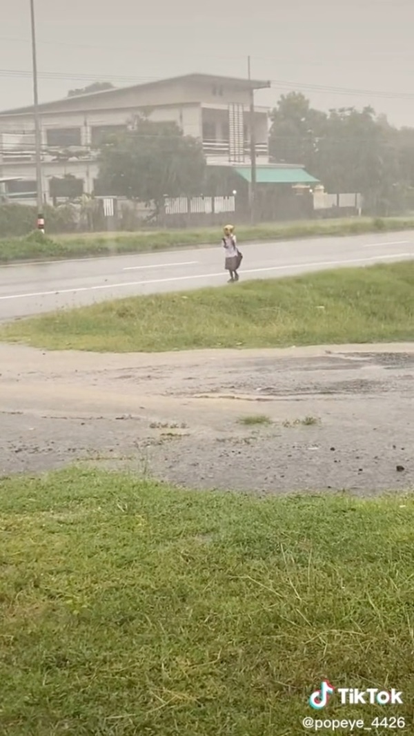 เด็กนักเรียนเดินตากฝนกลับบ้าน