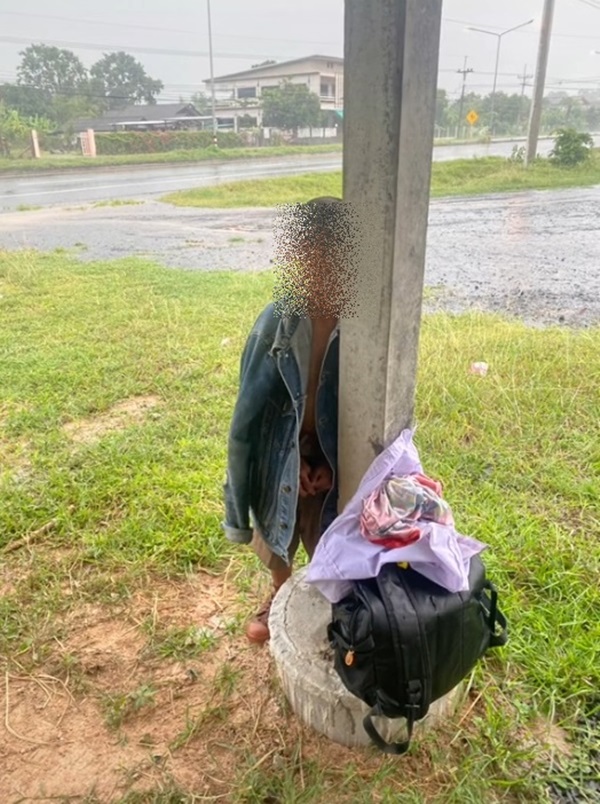 เด็กนักเรียนเดินตากฝนกลับบ้าน