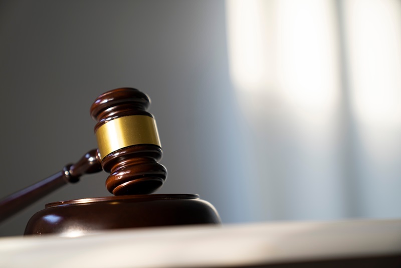 พ่อแม่รีดไถ