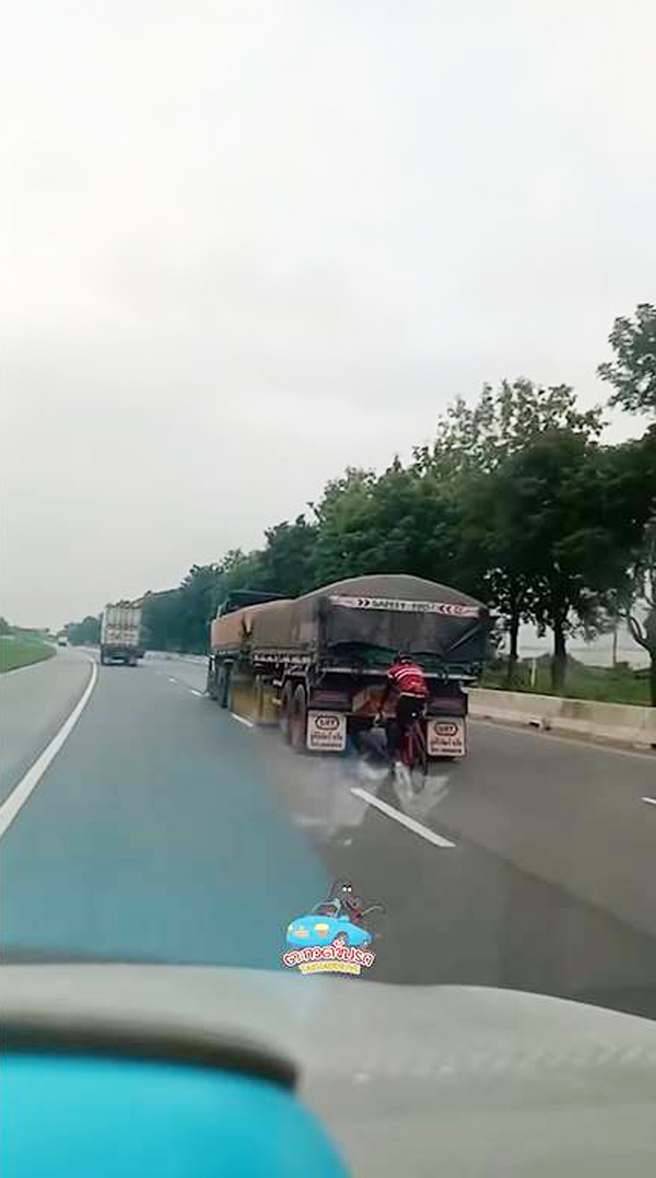 ปั่นจักรยานจ่อท้ายรถบรรทุก