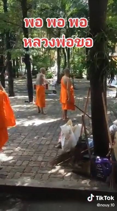 พระทะเลาะกัน