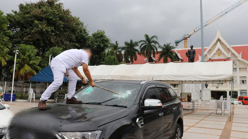 ทุบรถประชด