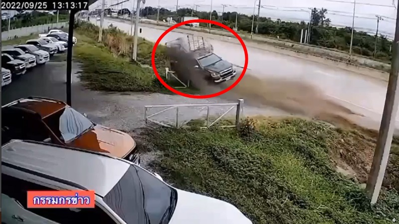 รถตกถนน