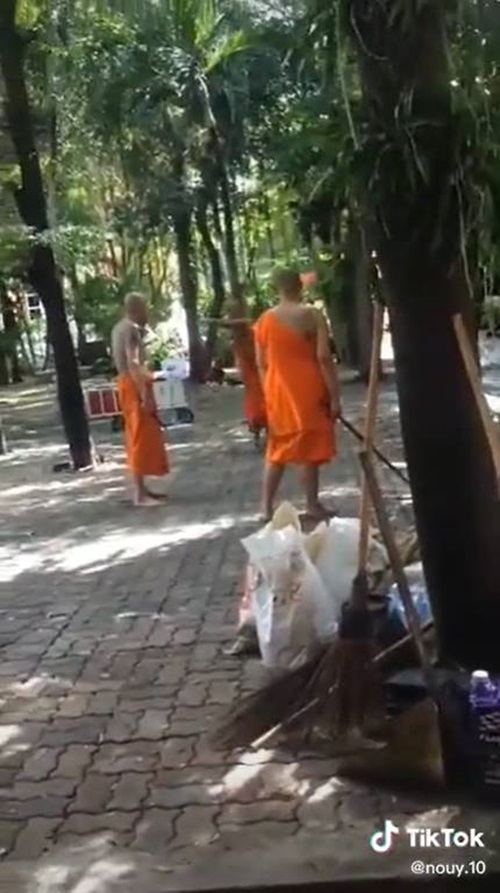 พระทะเลาะกัน