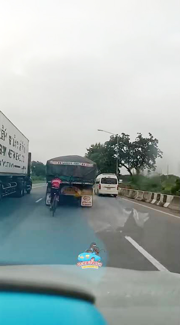 ปั่นจักรยานจ่อท้ายรถบรรทุก