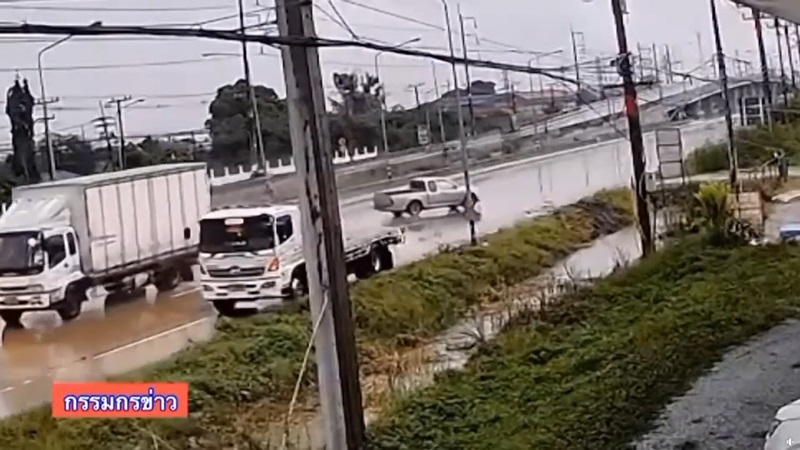 รถตกถนน