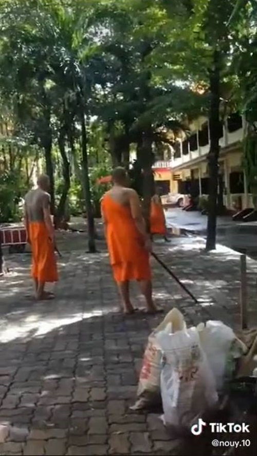 พระทะเลาะกัน