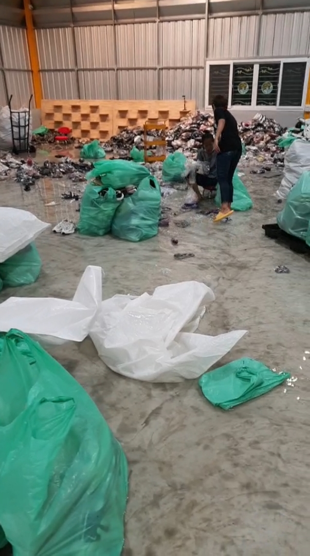 โกดังน้ำท่วม