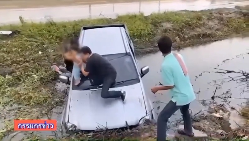 รถตกถนน