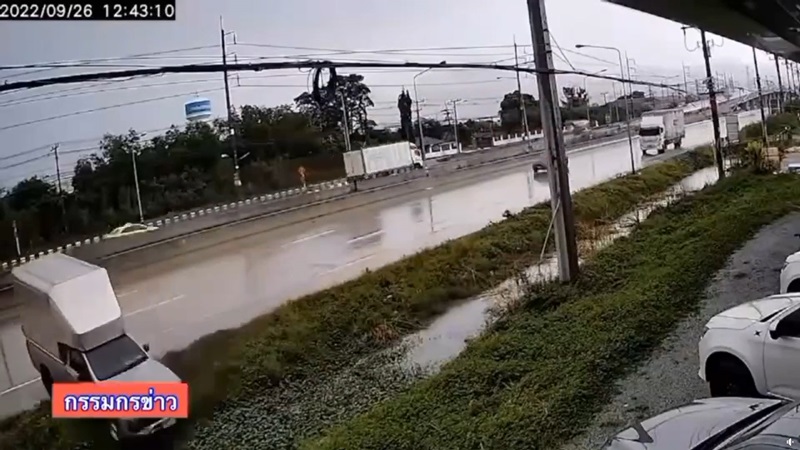 รถตกถนน