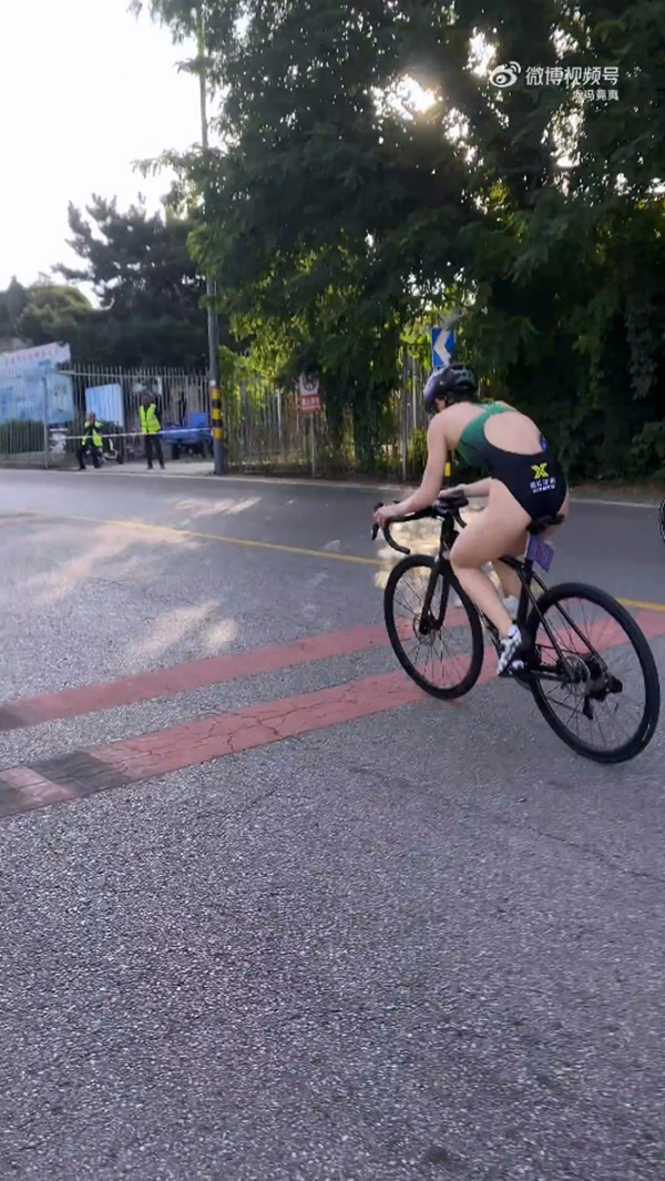 ดราม่าชุดนักไตรกีฬา