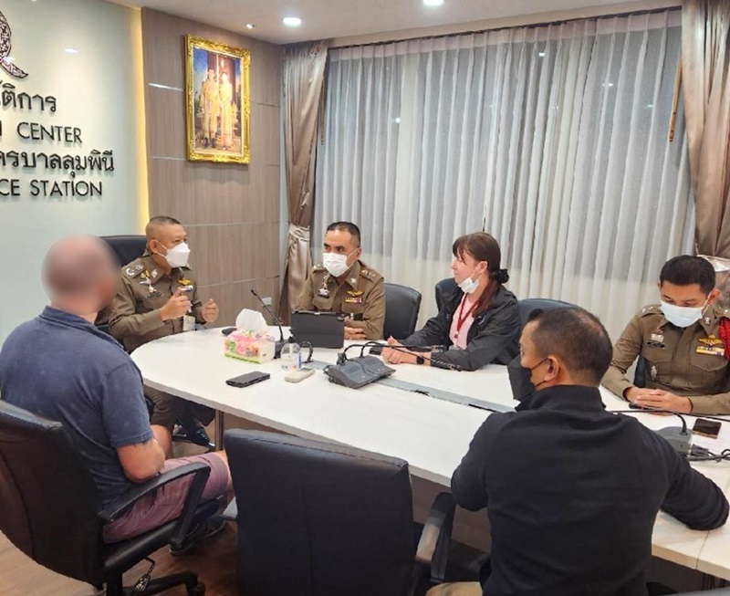 ฝรั่งเล่นโรลเลอร์เบลด ถนนไทย