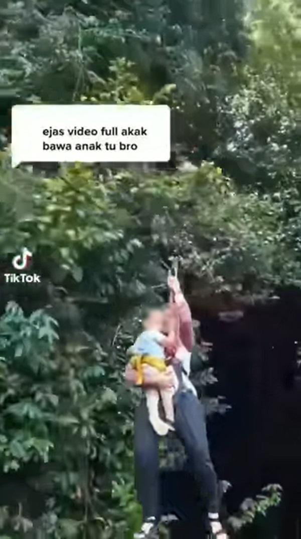 อุ้มลูกเล่นซิปไลน์