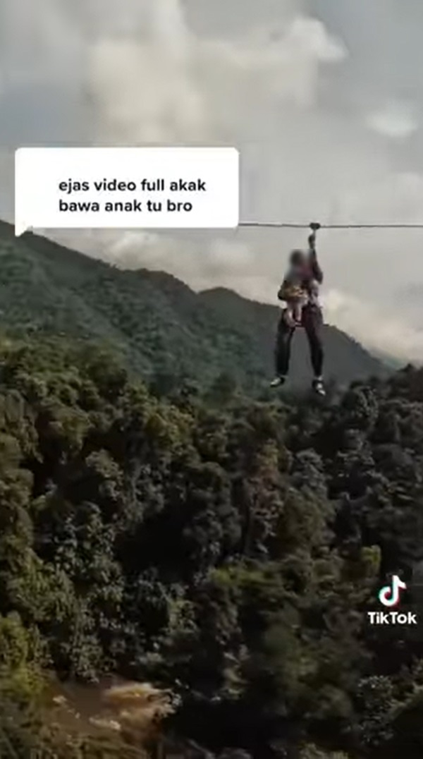 อุ้มลูกเล่นซิปไลน์