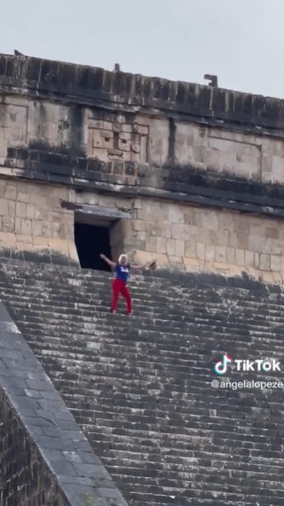 ปีนพีระมิด