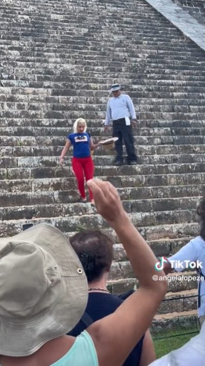 ปีนพีระมิด