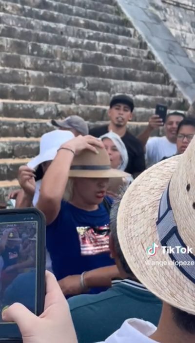 ปีนพีระมิด