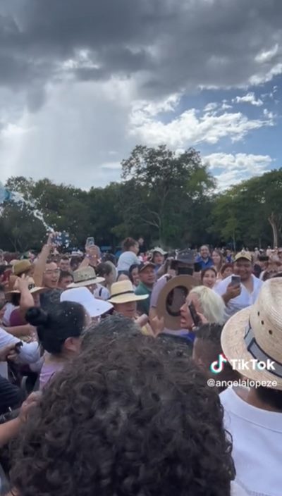 ปีนพีระมิด