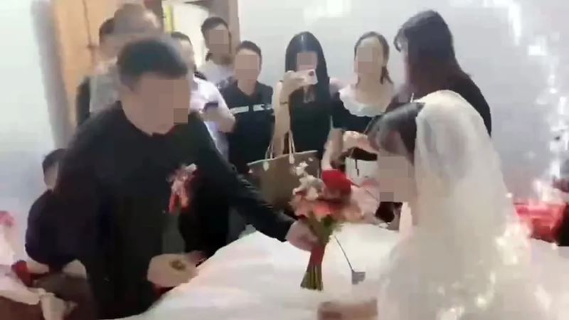 เล่นชู้ในชุดเจ้าสาว