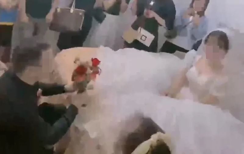 เล่นชู้ในชุดเจ้าสาว