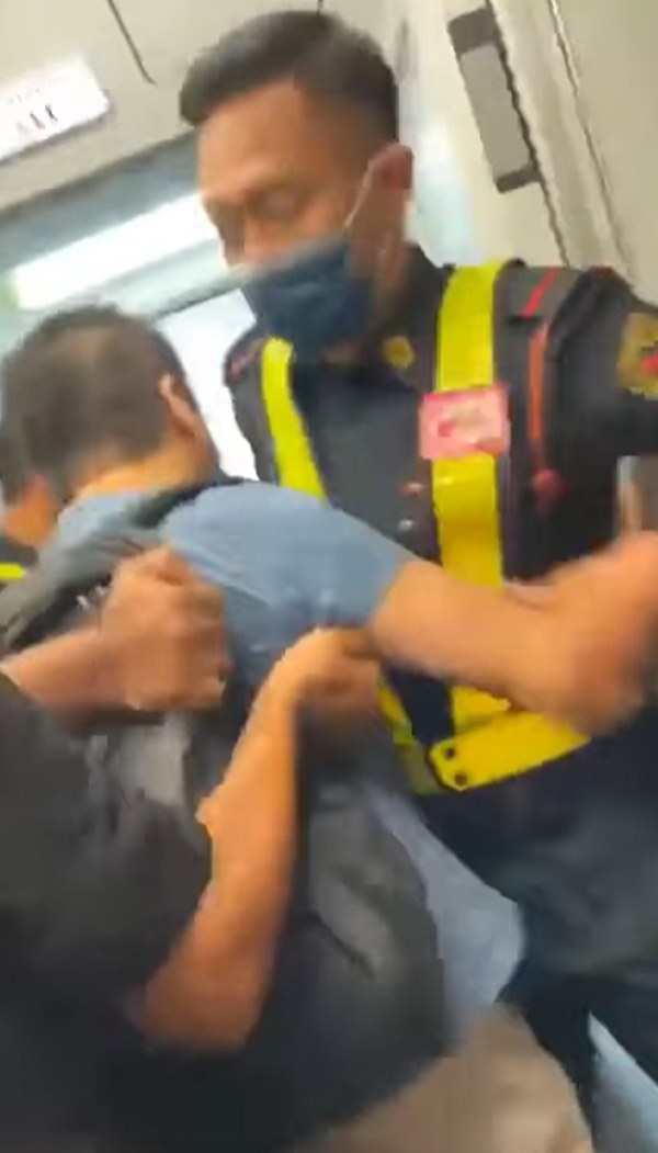 โดนไล่ลงจากเครื่องบิน